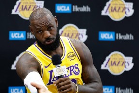 AYX-包含詹姆斯回归赛场，爆冷首场状态亮眼，澳大利亚队观众沸腾！的词条