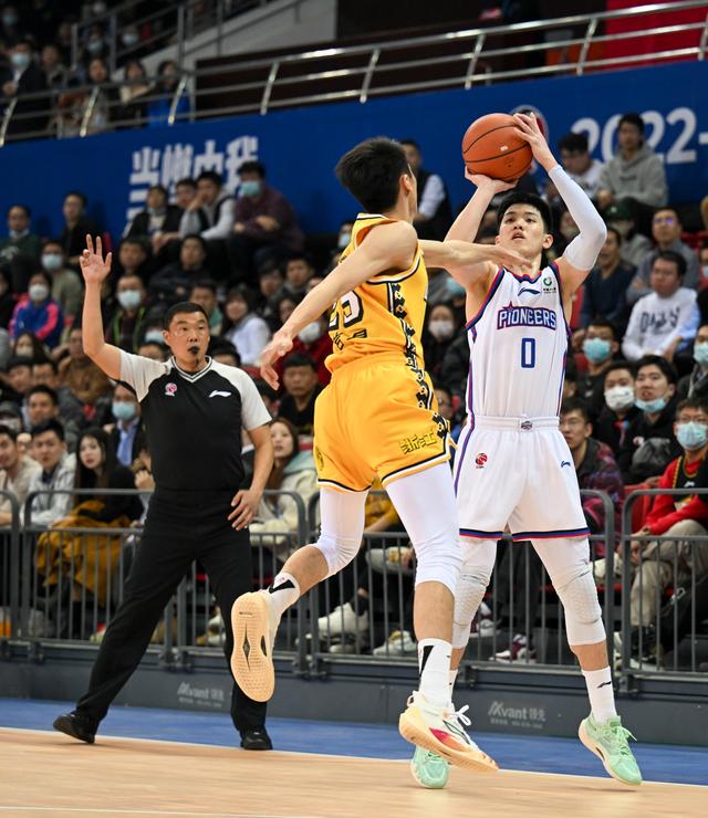 包含羽毛球大奖赛焦点战：剑门雄狮队大胜徽州雷豹队，外线火力全开。关键战拿下信心的词条